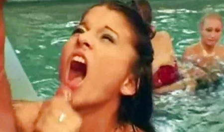 Seksi Brezilyalı çocuk alır havuzuna liseli erotik sevişme çarptı