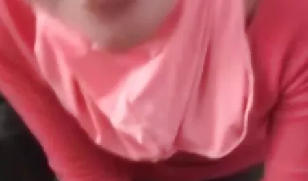 Bir kız sıcak erotik sevişme ile ormanda sevişmek