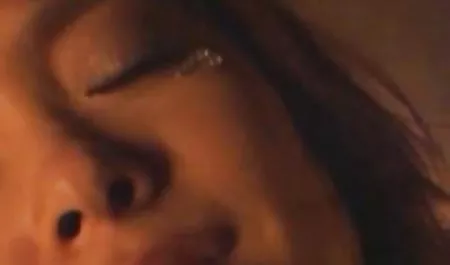 Kırmızı jöle erotik sevişme sahneleri yabancı yapay penis ile oynuyor