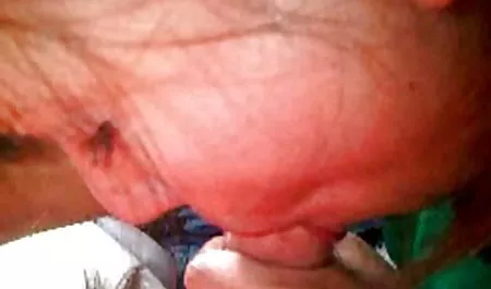 Siyah adam bazı erotik sex sahnesi dick verir.