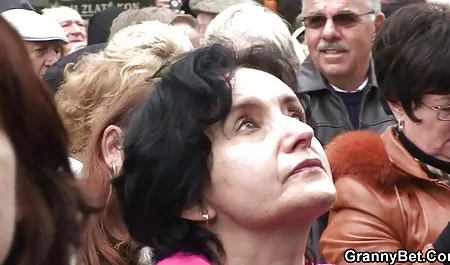 Lucia love doggy becerdin almak için erotik sıcak sevişme seviyor