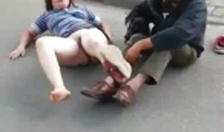 Dövmeli İngiliz taksi sevişmeli erotik arabanın üstüne çaldı