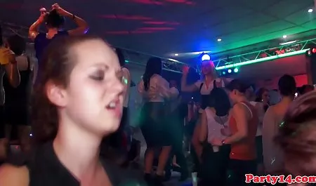 Seksi MİLF vıdıvodo sevısme bir dick ile oynuyor