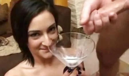Rastgele Asyalı onu oyuncak ile mutfakta kızı beceriyor biri geliyor ve daha sonra vidivodo erotik sahneler kullanır